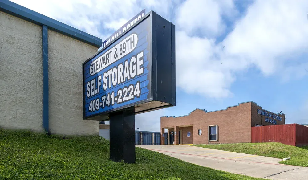 Stewart & 89th Self Storage road signage.